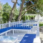 Armonia Village & 5* אקיארלר