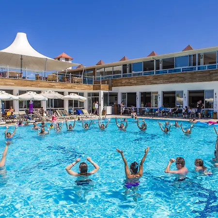 Armonia Village & 5* אקיארלר